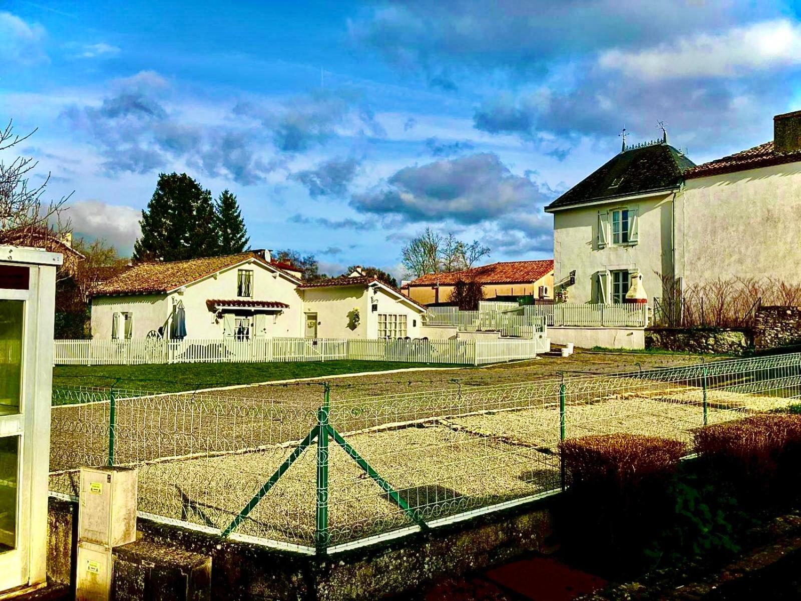 Gite Des Roses Oradour-Fanais Exteriör bild
